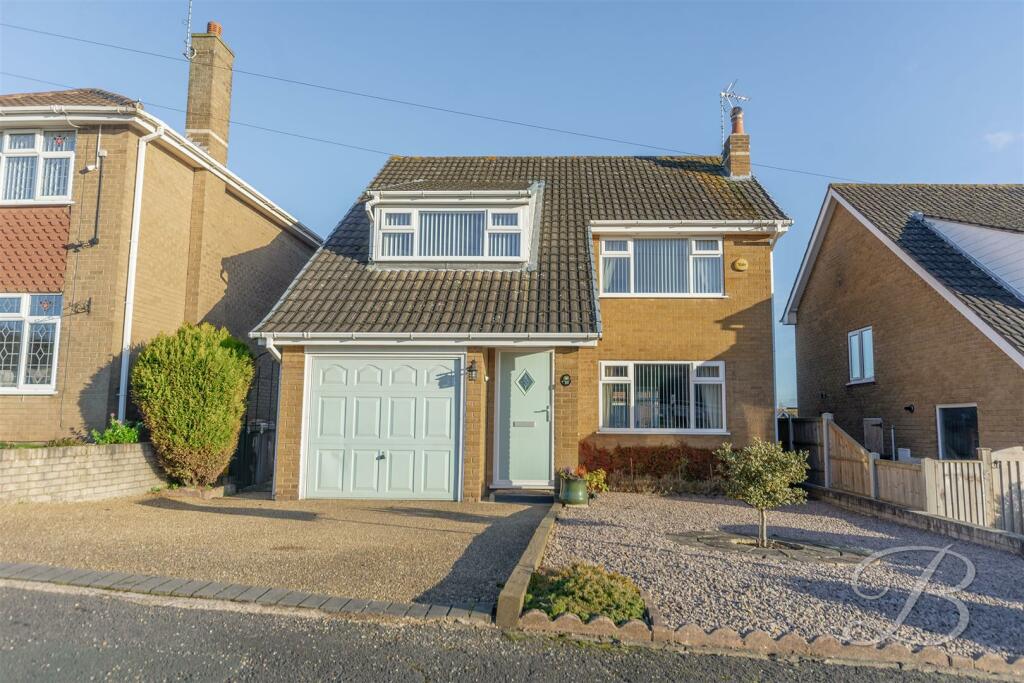 3 bedroom detached house for sale in Manvers Crescent, Edwinstowe