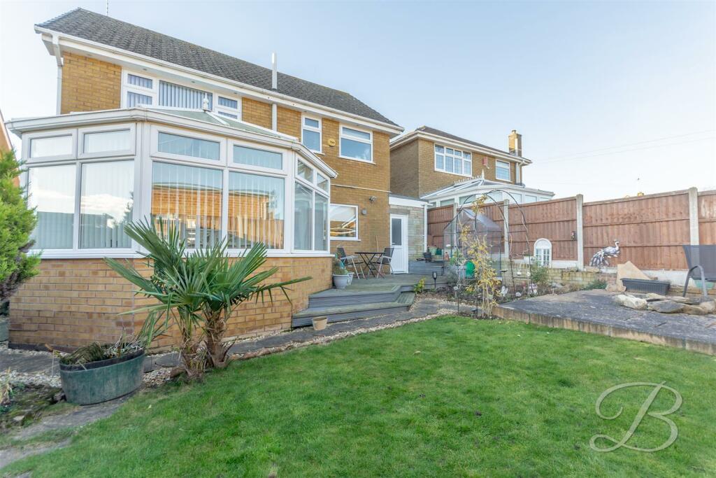 3 bedroom detached house for sale in Manvers Crescent, Edwinstowe