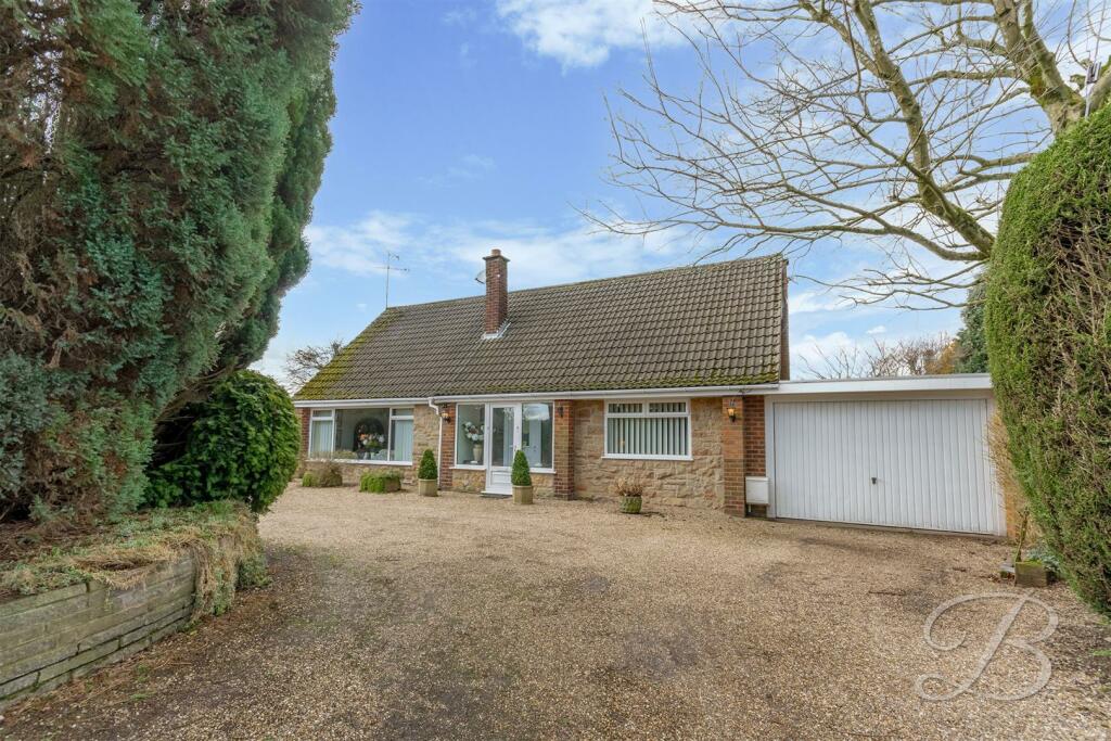 4 bedroom detached bungalow for sale in Lodge Lane, KirkbyInAshfield, Nottingham, NG17