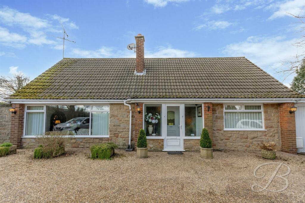 4 bedroom detached bungalow for sale in Lodge Lane, KirkbyInAshfield, Nottingham, NG17