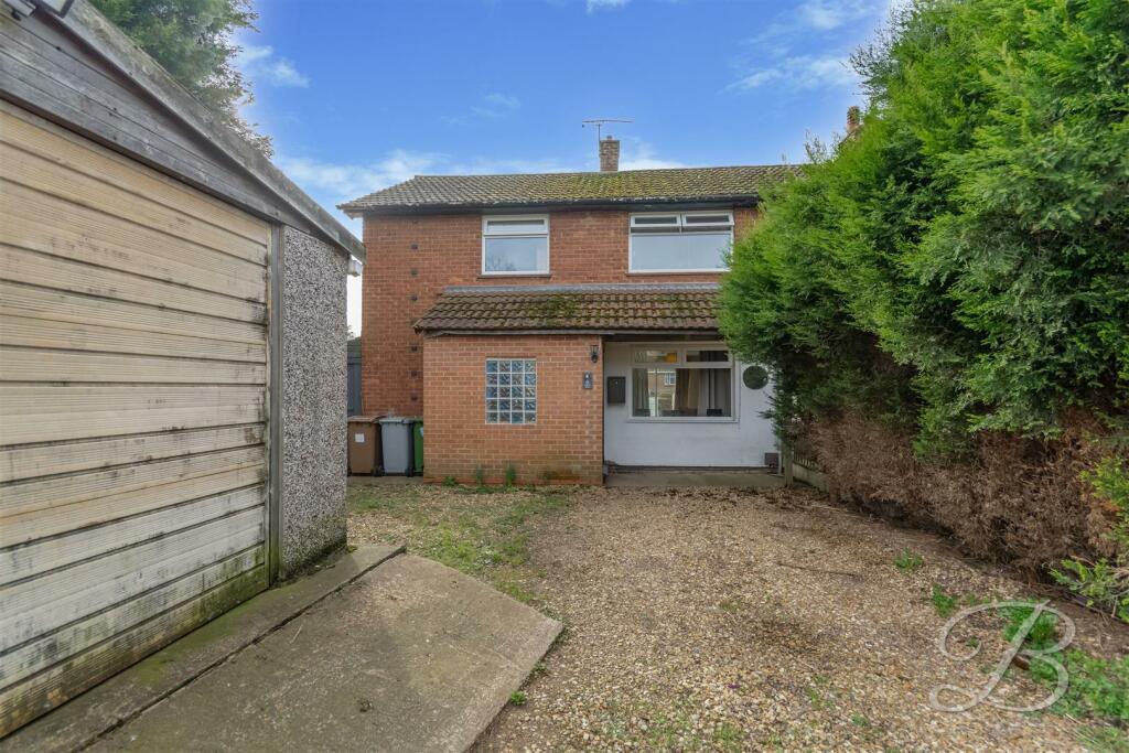 3 bedroom semidetached house for sale in Breck Bank, New Ollerton, Newark, NG22