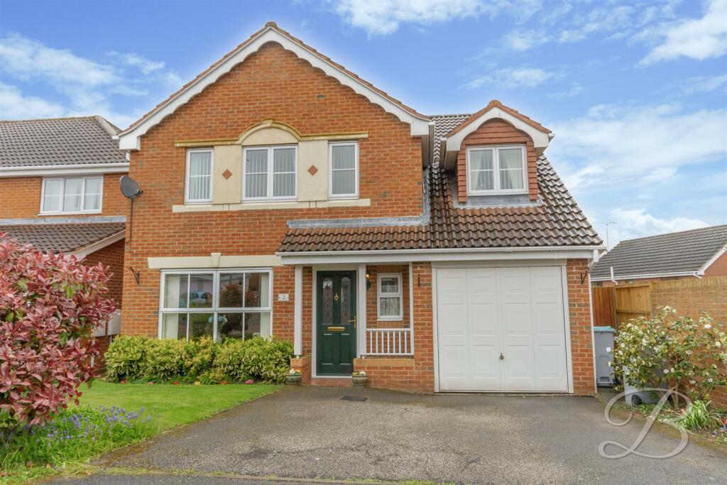 5 bedroom detached house for sale in Broughton Close, Clipstone Village