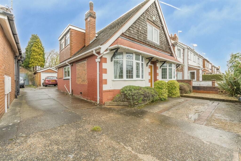 4 bedroom detached bungalow for sale in Southwell Road East, Rainworth