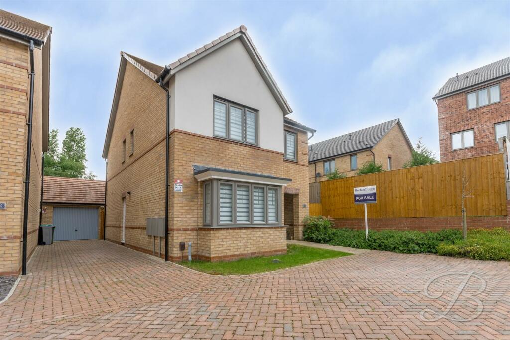 4 bedroom detached house for sale in Waterfield Way, Clipstone Village