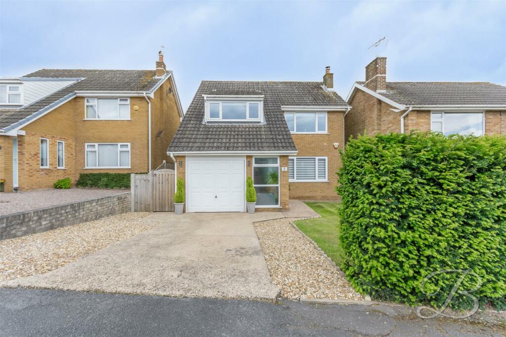 3 bedroom detached house for sale in Manvers Crescent, Edwinstowe