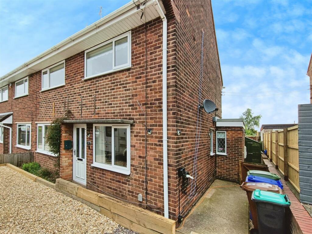 3 bedroom semidetached house for sale in Robin Hood Avenue, Warsop