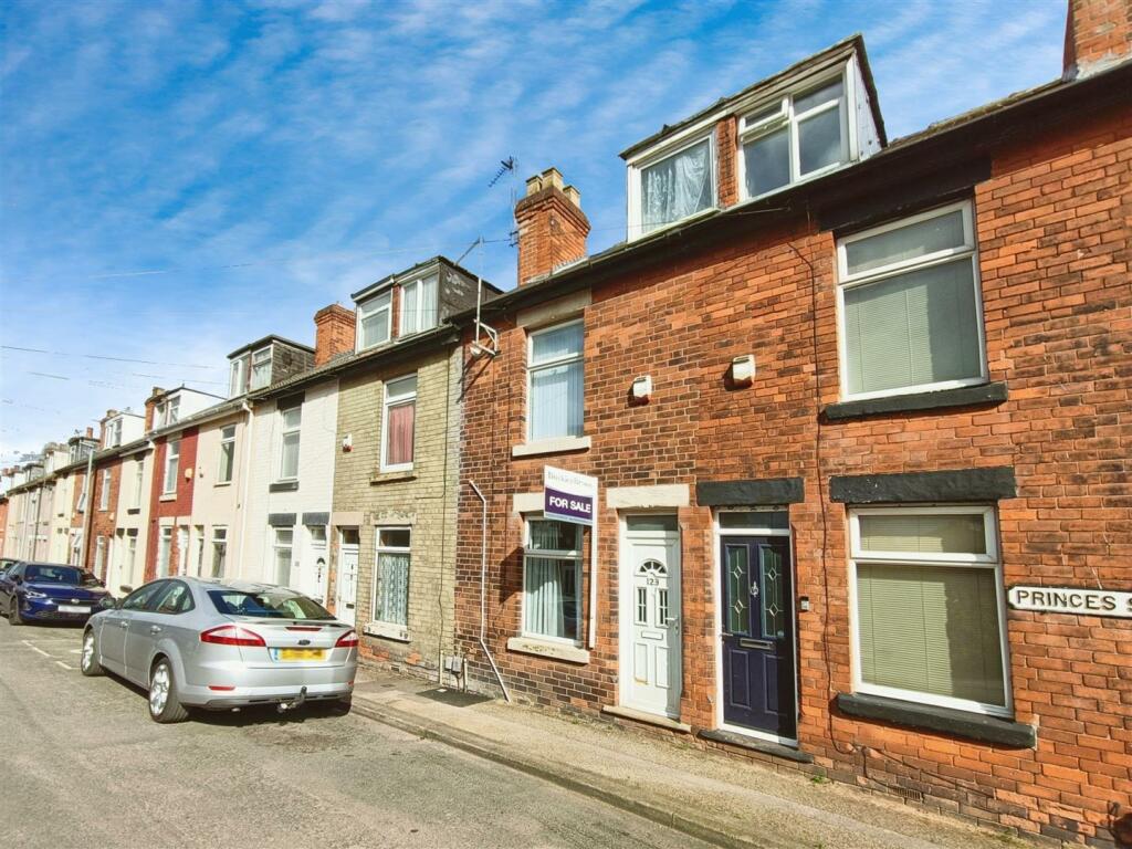 3 bedroom terraced house for sale in Princes Street, Mansfield, NG18
