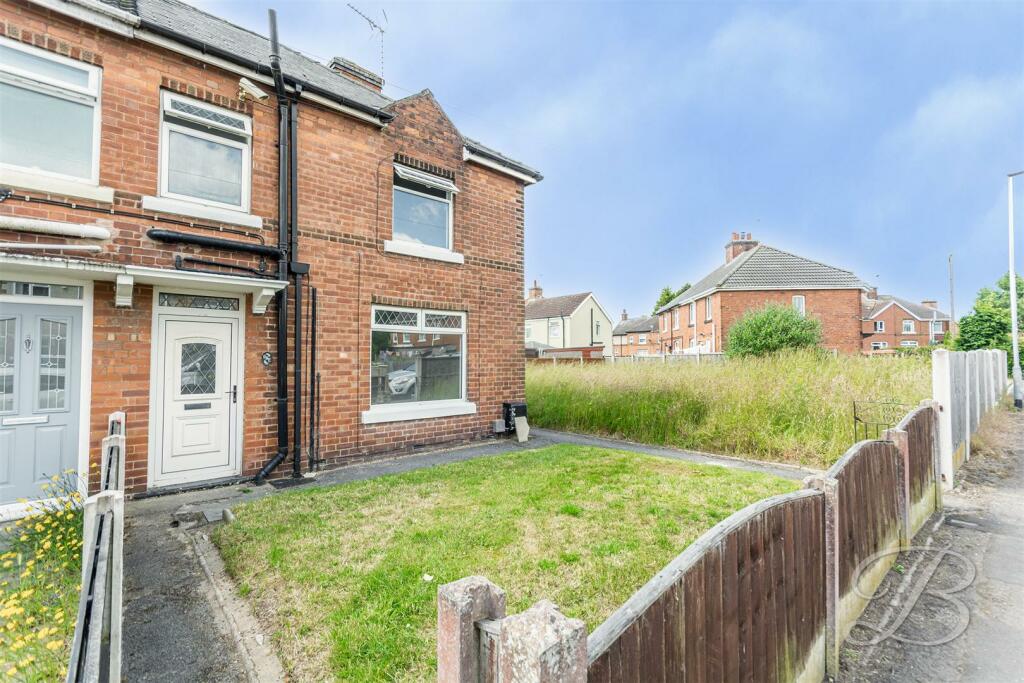 3 bedroom semidetached house for rent in Oak Avenue, New Ollerton
