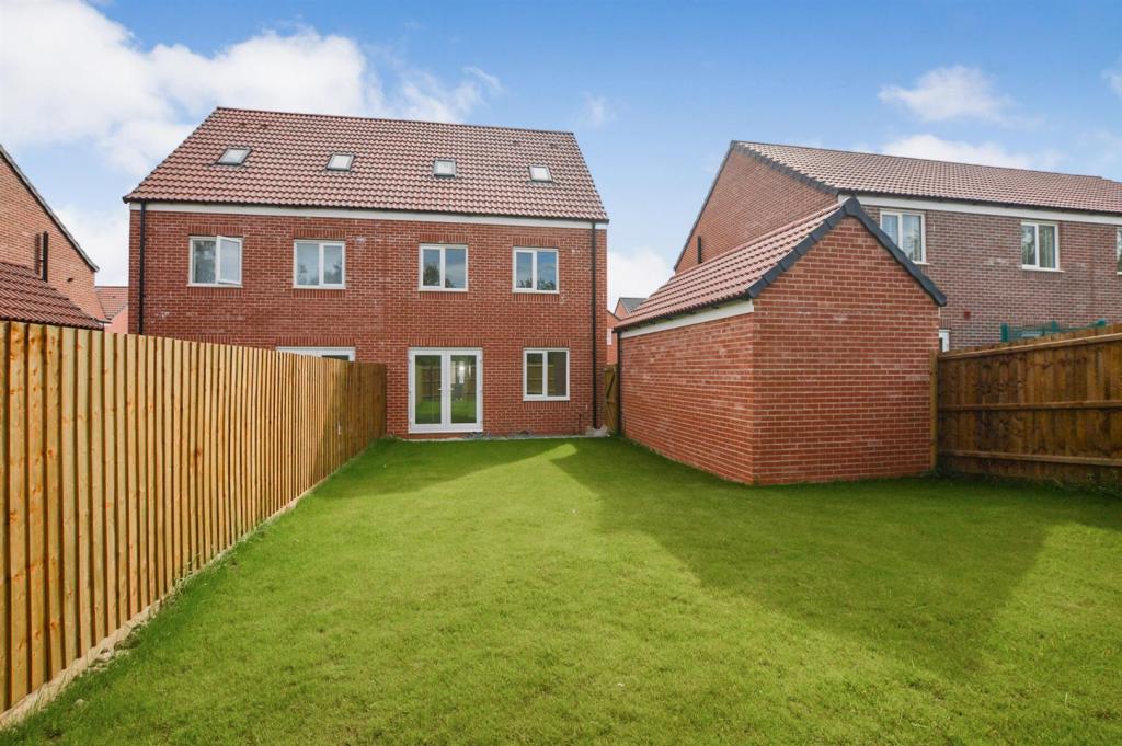 4 bedroom semidetached house for rent in First Oak Drive, Clipstone