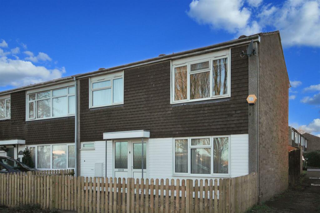 3 bedroom semidetached house for sale in Queensway, Wellingborough, NN8