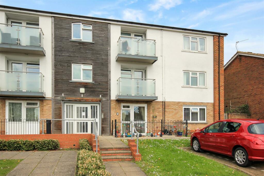 2 bedroom flat for sale in Burns Road, Wellingborough, NN8