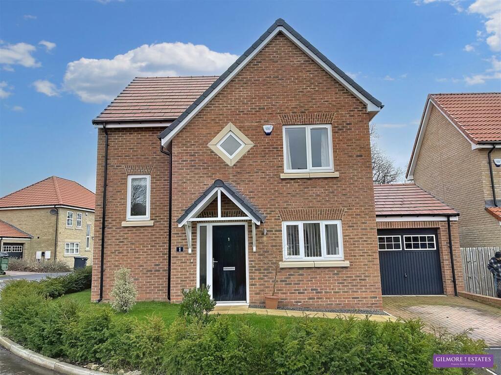 3 bedroom detached house for sale in Field Close, Cottier Grange