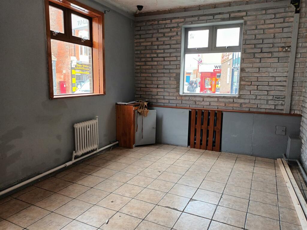 Commercial property to lease in West Street, Boston, PE21