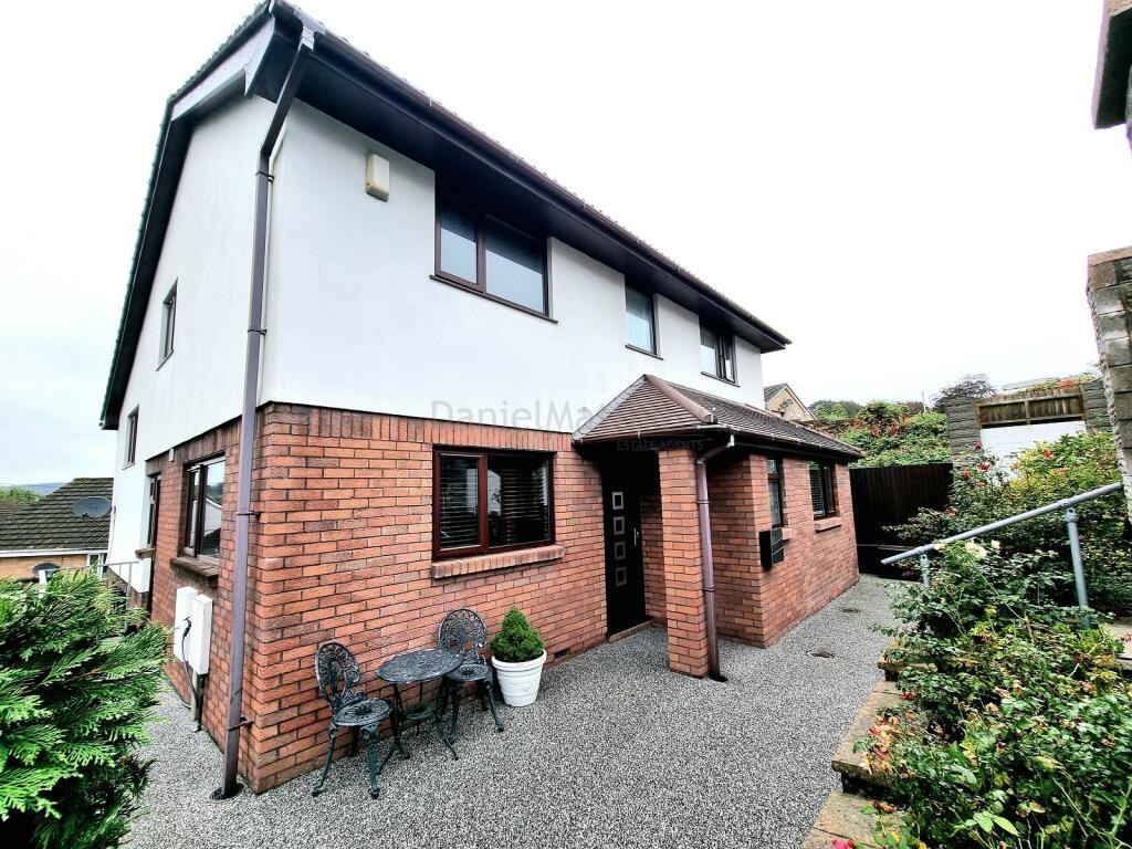 4 bedroom detached house for sale in Highfield Place, Sarn, Bridgend