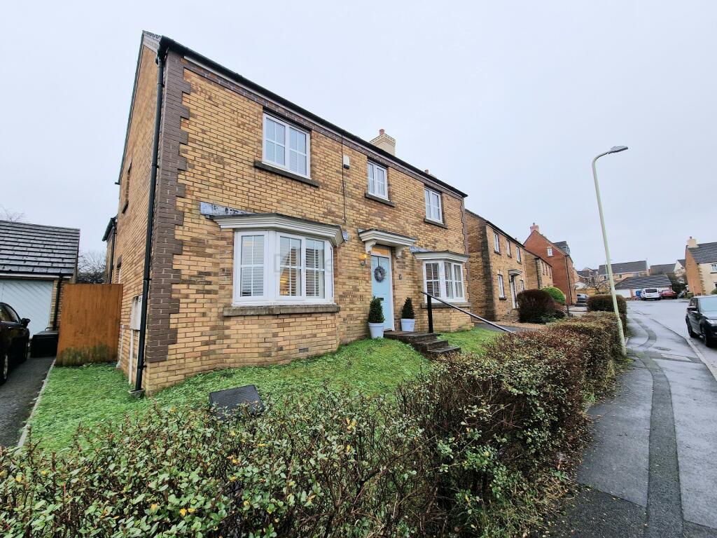 4 bedroom detached house for sale in Cae Llwydcoed, Broadlands