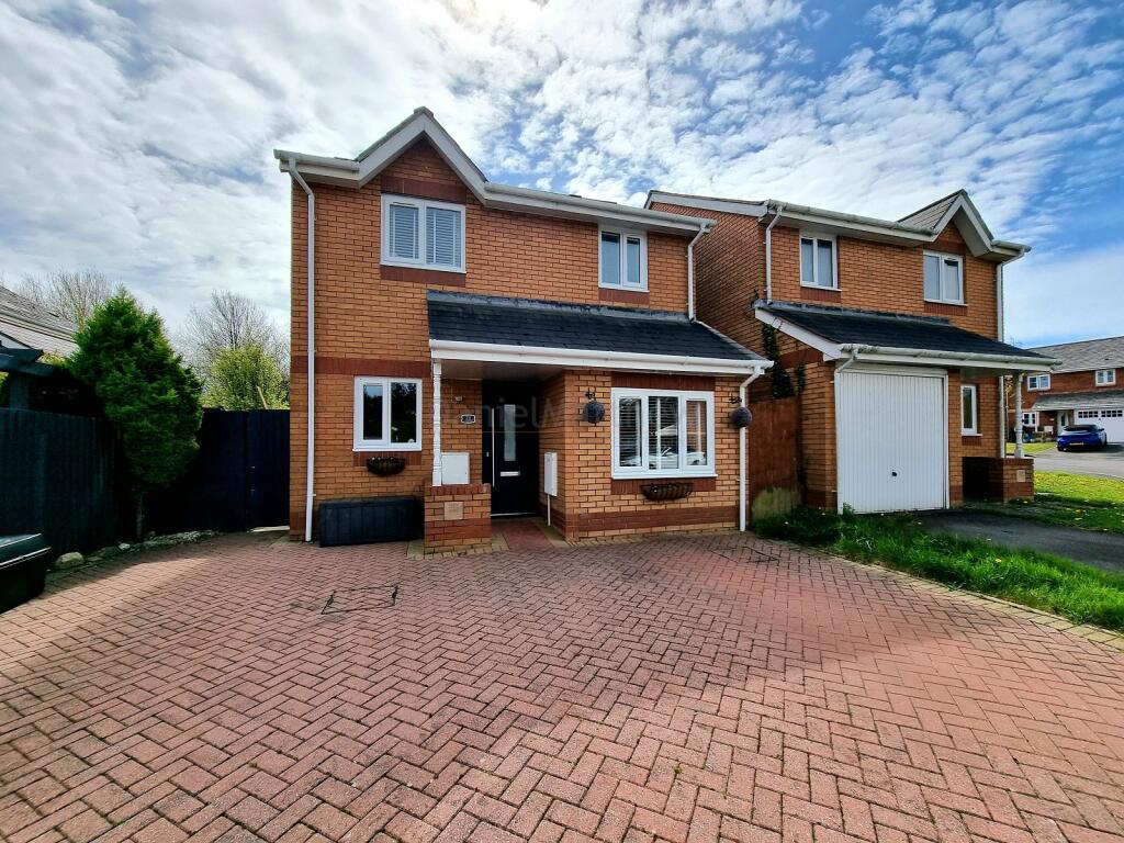 3 bedroom detached house for sale in Llys Pentre, Broadlands, Bridgend