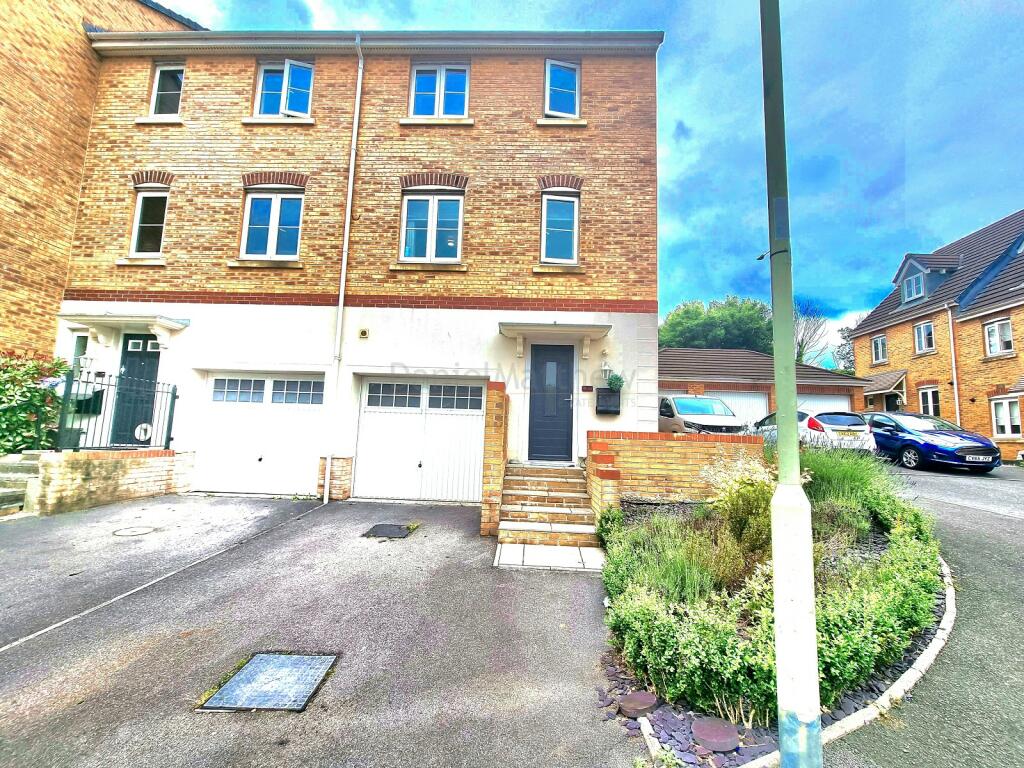 3 bedroom end of terrace house for sale in Longacres, Bridgend
