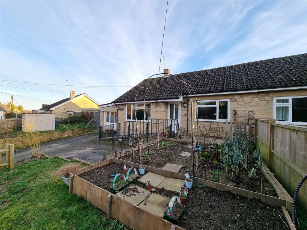 2 bedroom bungalow for sale in Lambrook Road, Shepton Beauchamp