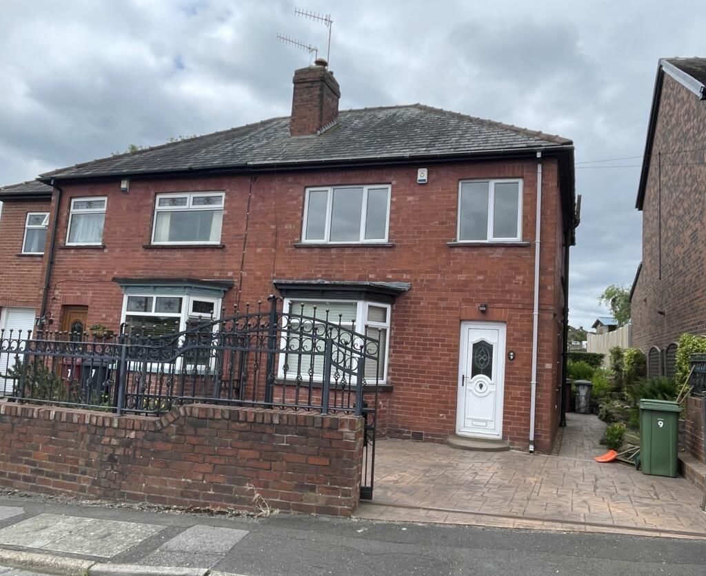 3 bedroom semidetached house for rent in Princess Road, Dronfield, S18