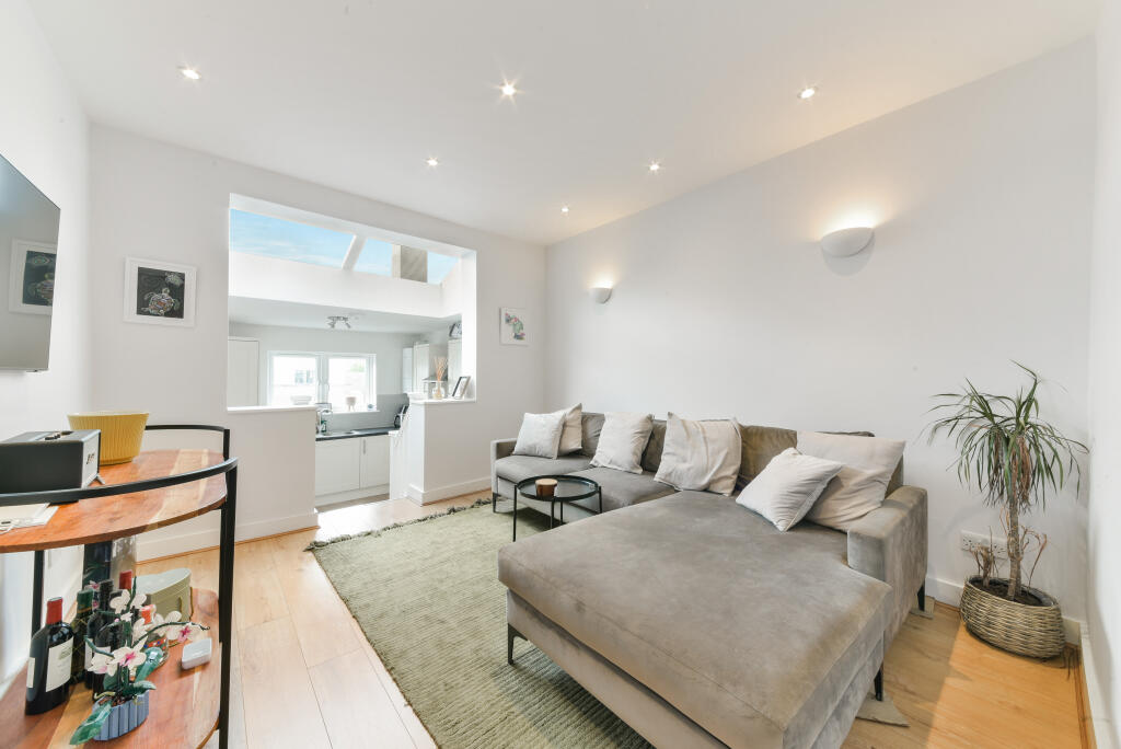 Main image of property: Battersea Rise, SW11