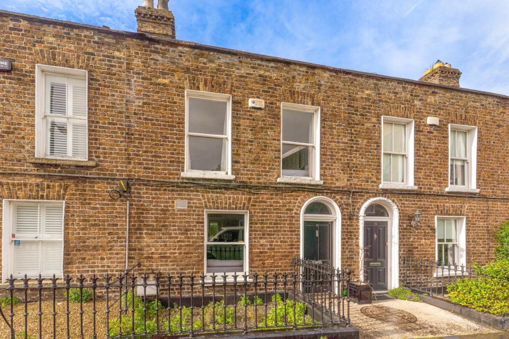 Main image of property: 18 Albert Place East, Grand Canal Street, Dublin 2, D02 AH61