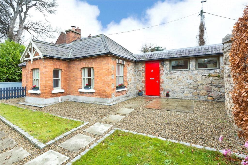 2 bedroom detached bungalow for sale in The Gate Lodge, Dundrum Castle