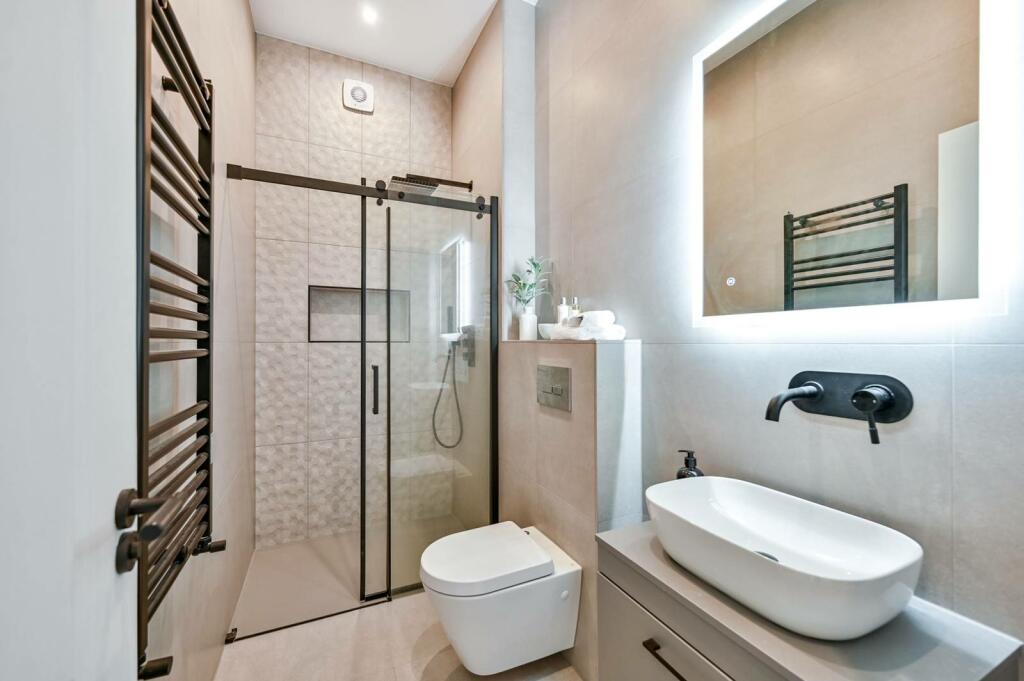 3 bedroom flat for sale in Inglis Road, Ealing Common, W5