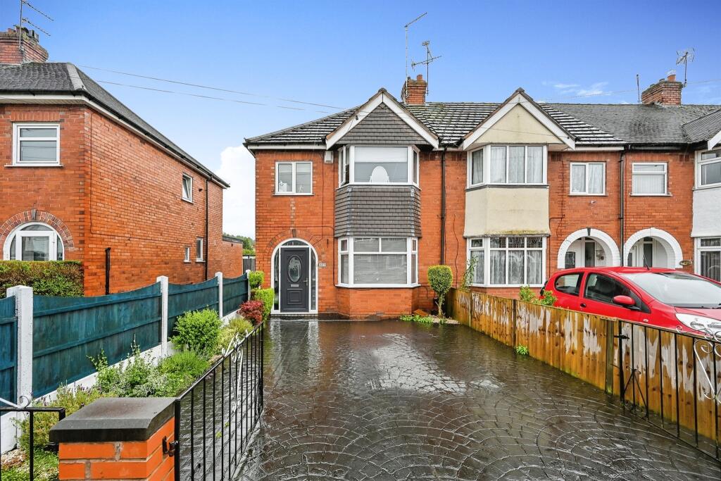 4 bedroom end of terrace house for sale in Oxford Gardens, Stafford, ST16