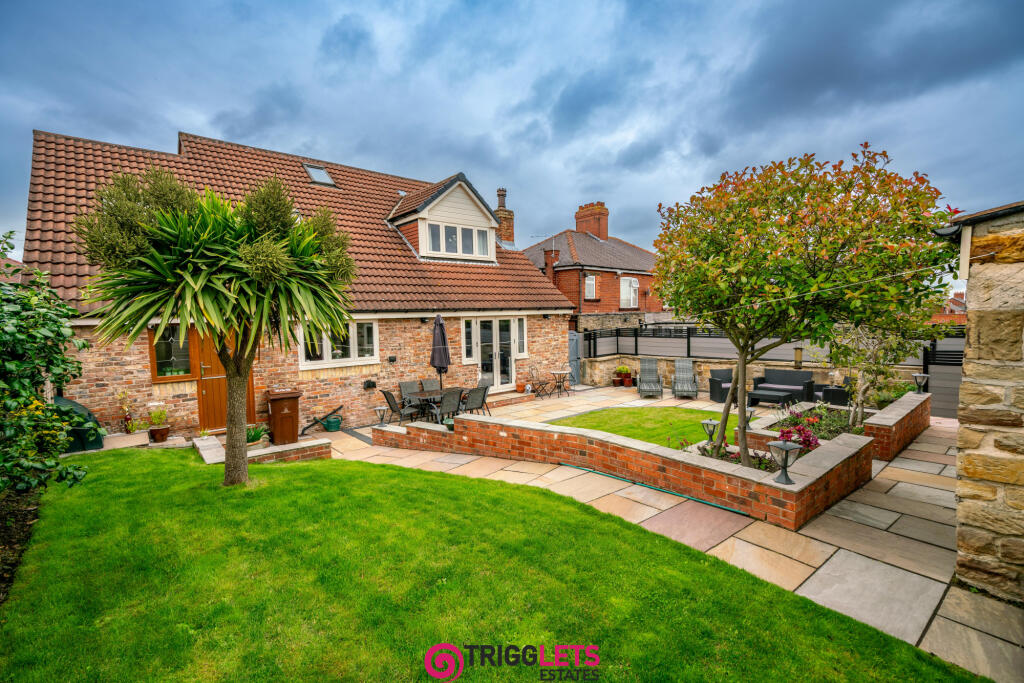 4 bedroom bungalow for sale in Summer Lane, Wombwell, Barnsley, S73