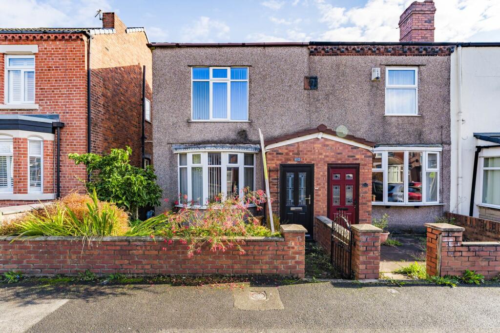 3 bedroom end of terrace house for sale in Wigan Road, AshtonIn