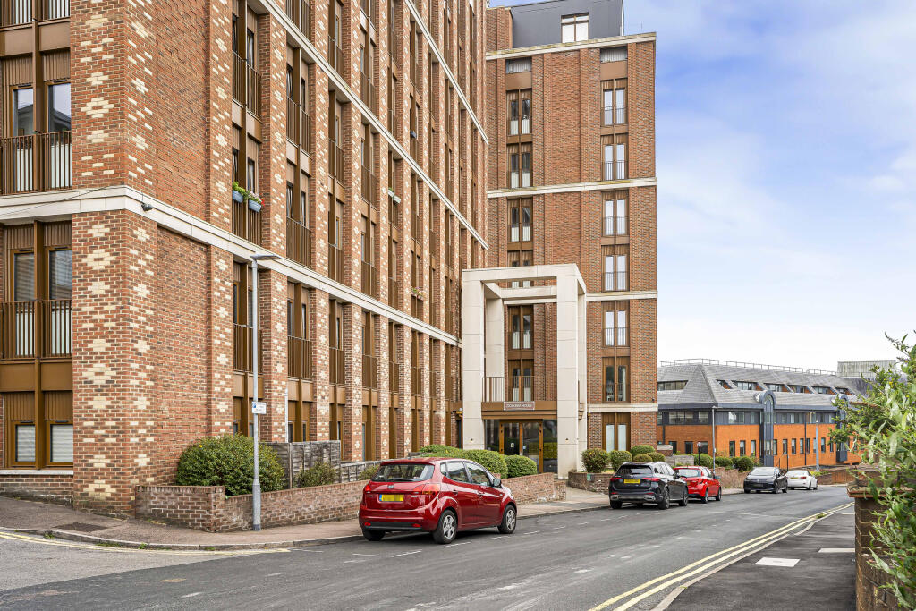 Main image of property: Flat 33, Ziggurat House, 25 Grosvenor Road, St. Albans, Hertfordshire