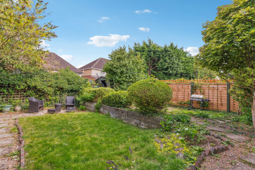 Additional property image - Field View Rise, Bricket Wood, St. Albans, Hertfordshire