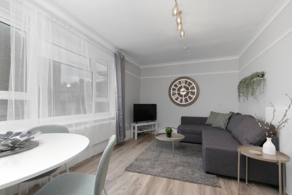 2 bedroom flat for rent in Morris Gardens London SW18