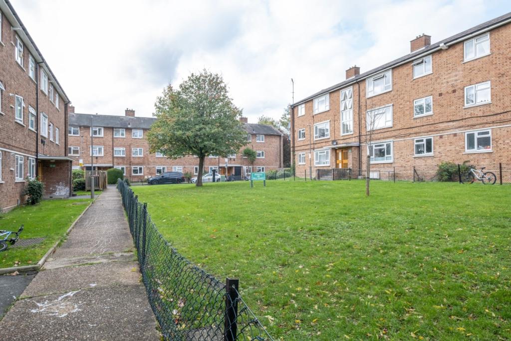 2 bedroom flat for rent in Morris Gardens London SW18