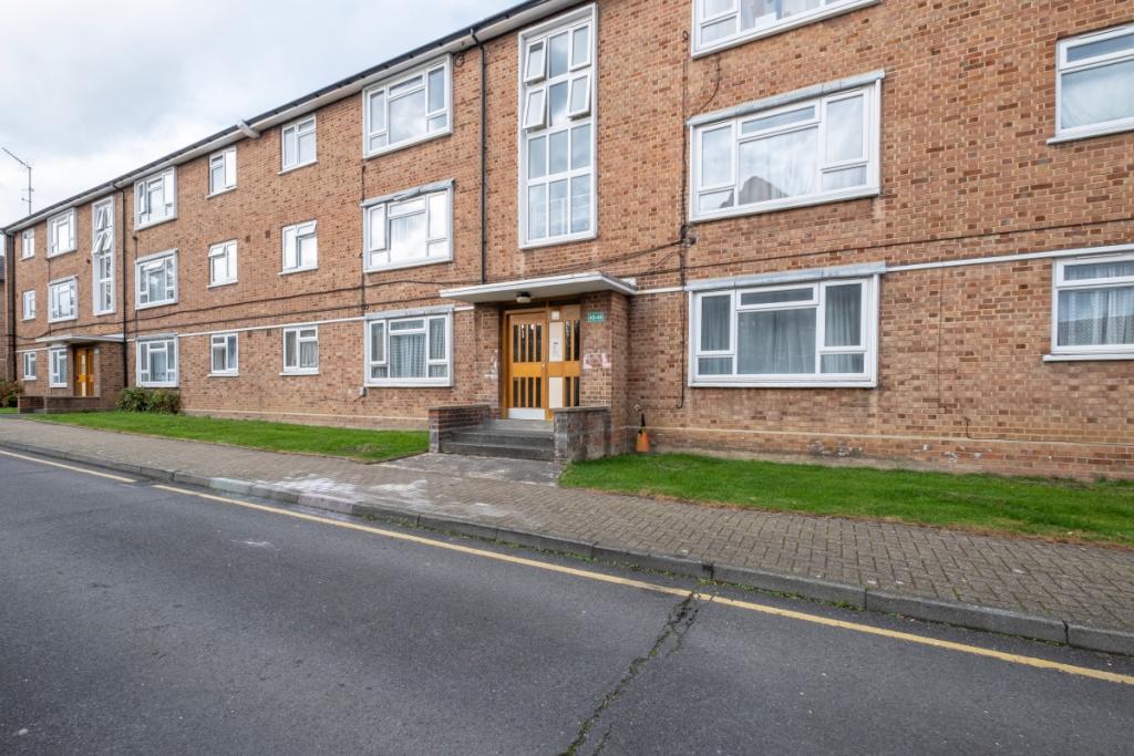 2 bedroom flat for rent in Morris Gardens London SW18