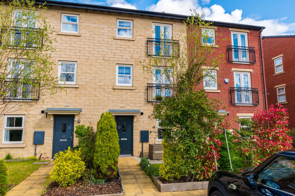 2 bedroom town house for sale in Holts Crest Way , LS12