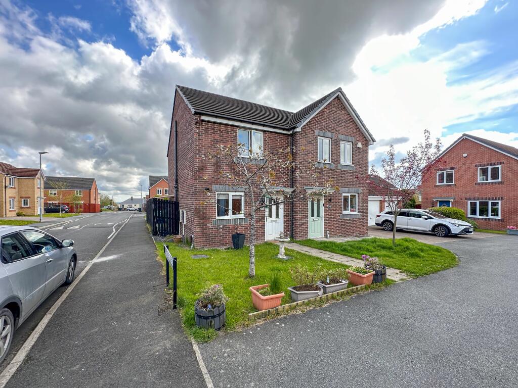 2 bedroom semidetached house for sale in Kingsdale Close, Catchgate