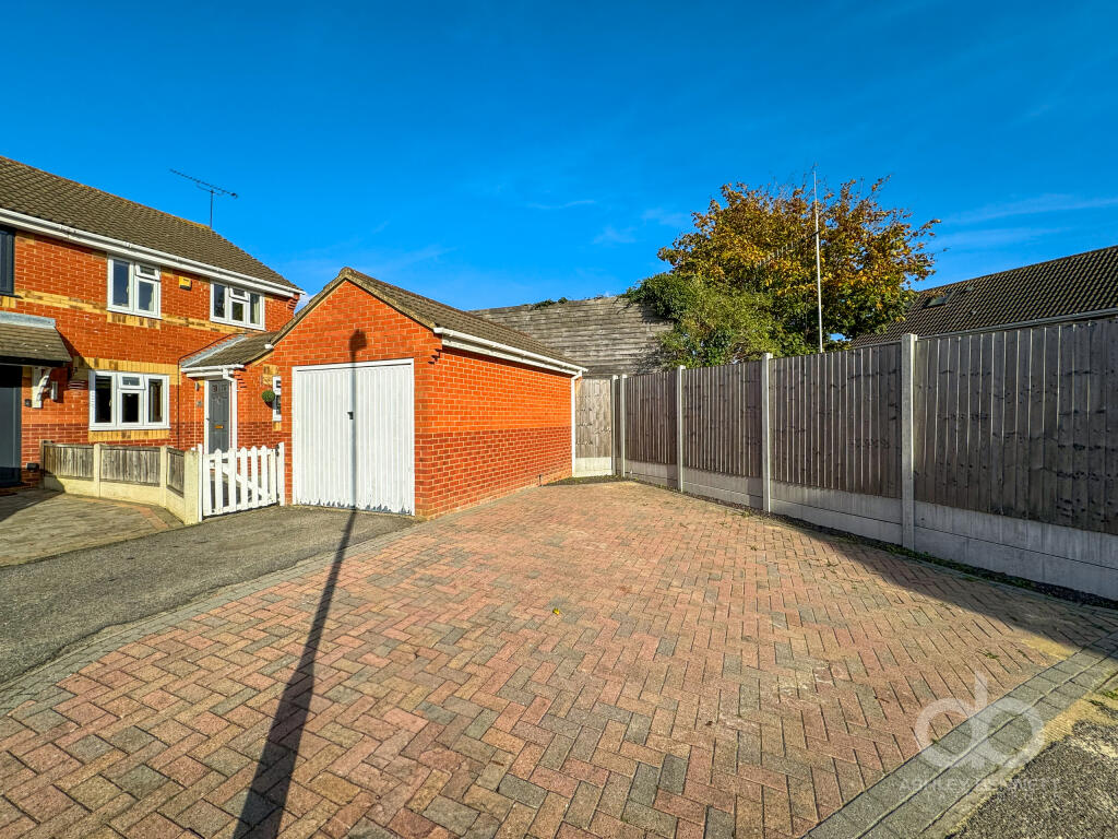 3 bedroom semidetached house for sale in Welling Road, Orsett, RM16