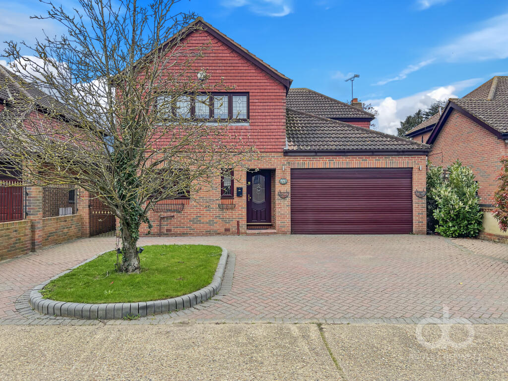4 bedroom detached house for sale in Grosvenor Road, Orsett, RM16