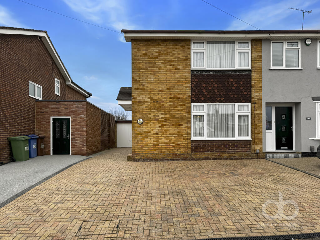 3 bedroom semidetached house for sale in Abbotts Drive, Stanfordle