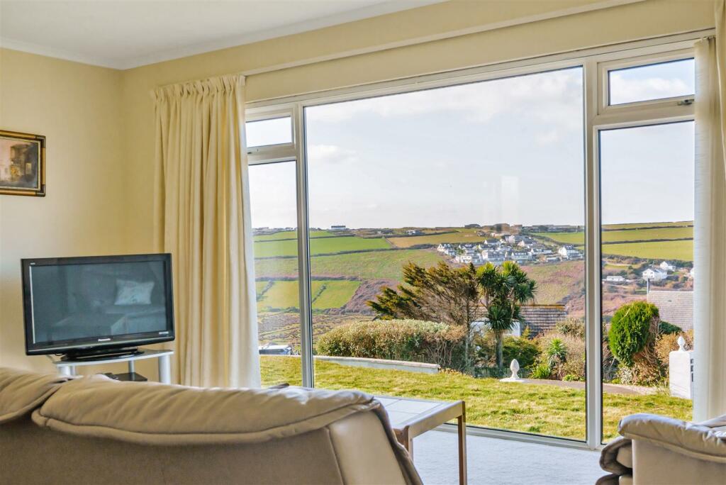 4 bedroom detached house for sale in Mawgan Porth, Newquay, TR8