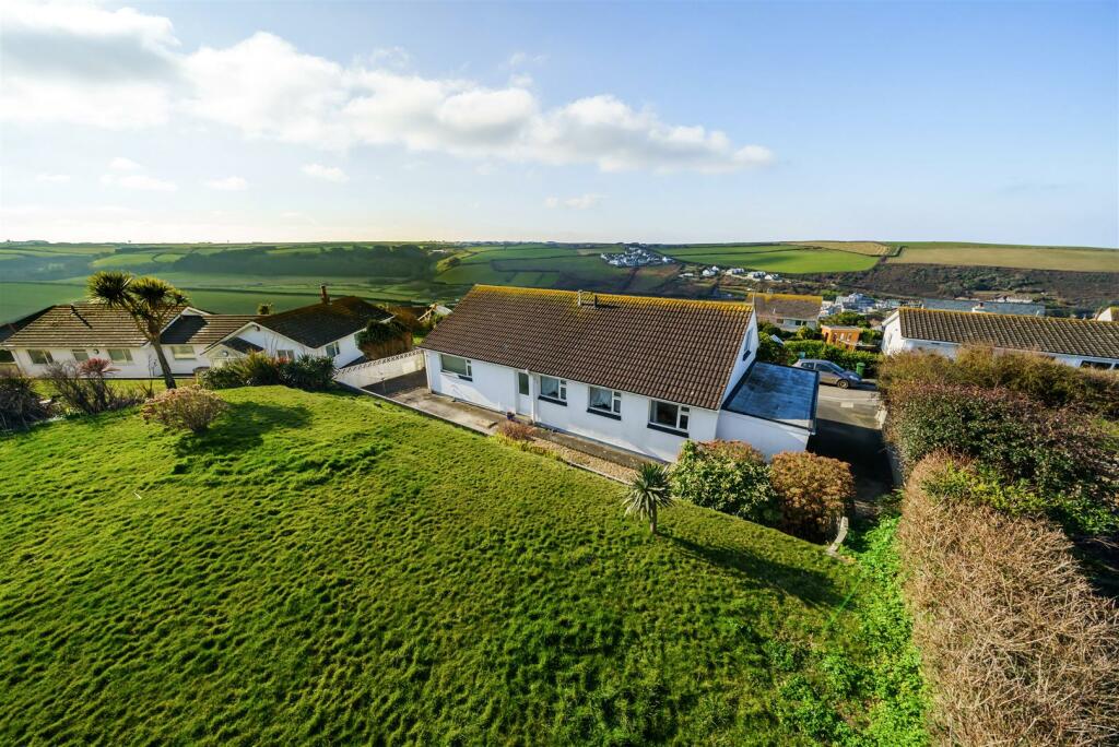 4 bedroom detached house for sale in Mawgan Porth, Newquay, TR8