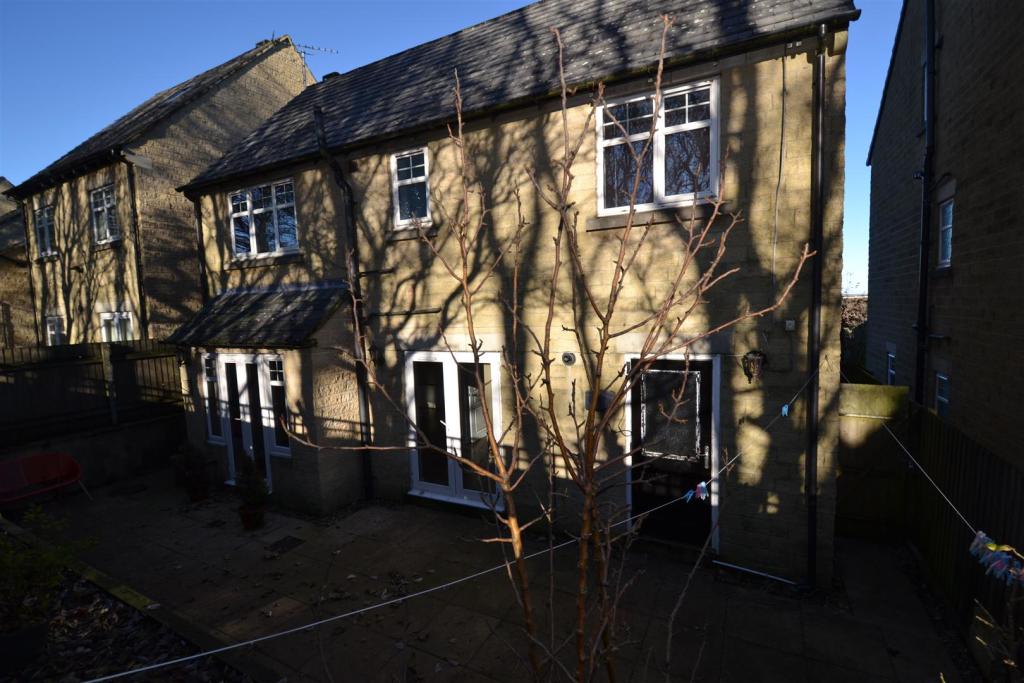 4 bedroom detached house for sale in Upper Fawth Close, Queensbury