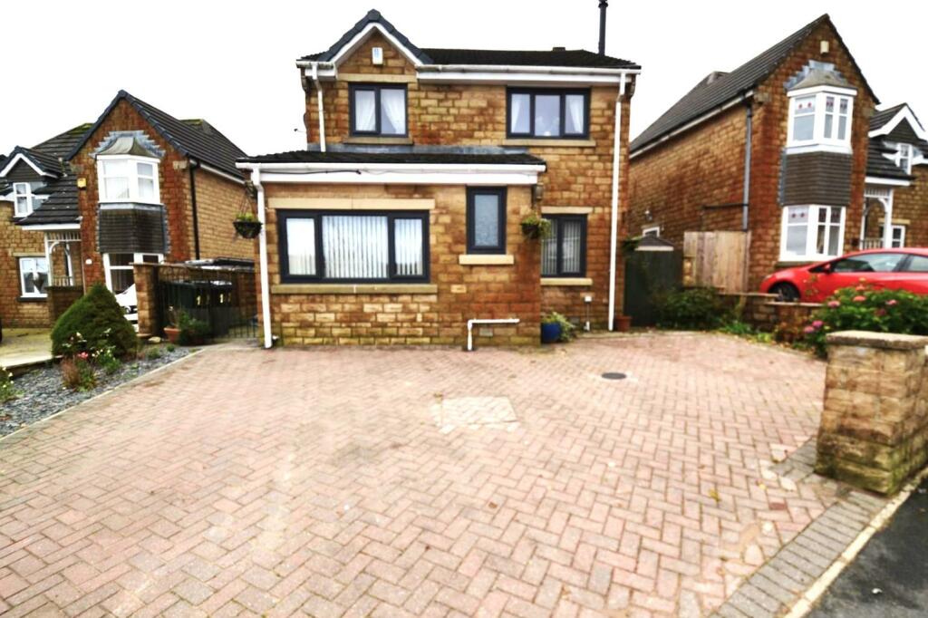 4 bedroom detached house for sale in Stone House Drive, Queensbury, Bradford, BD13