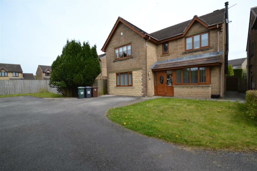 4 bedroom detached house for sale in The Pickerings, Queensbury
