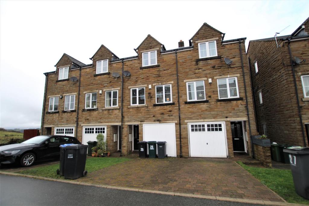 3 bedroom town house for sale in Highgate Mill Fold, Queensbury
