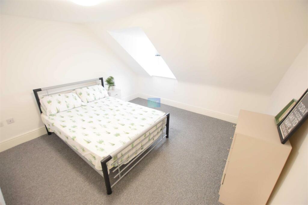 Main image of property: Sincil Bank - Student House Share- 25/26