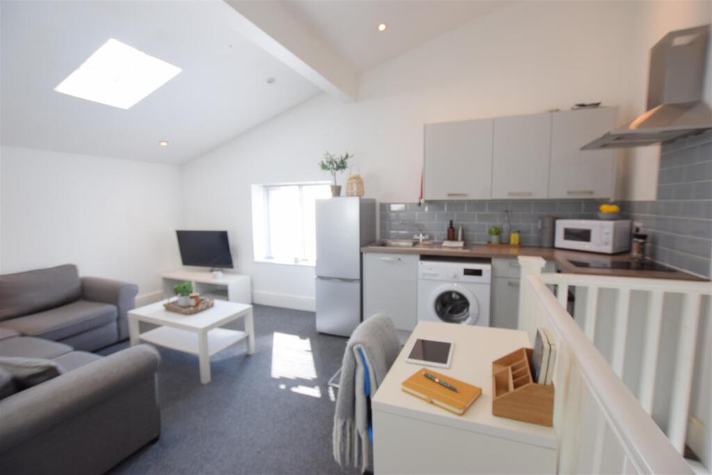 Main image of property: Croft Street F6 - Student Apartment - 26/27