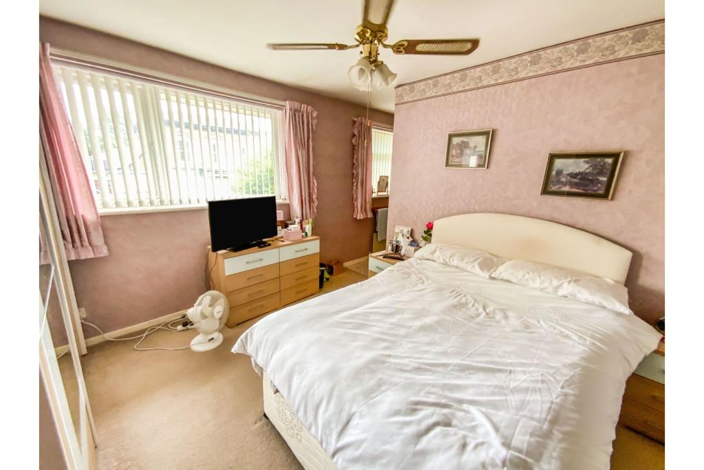 3 bedroom semidetached house for sale in Yardley Fields Road