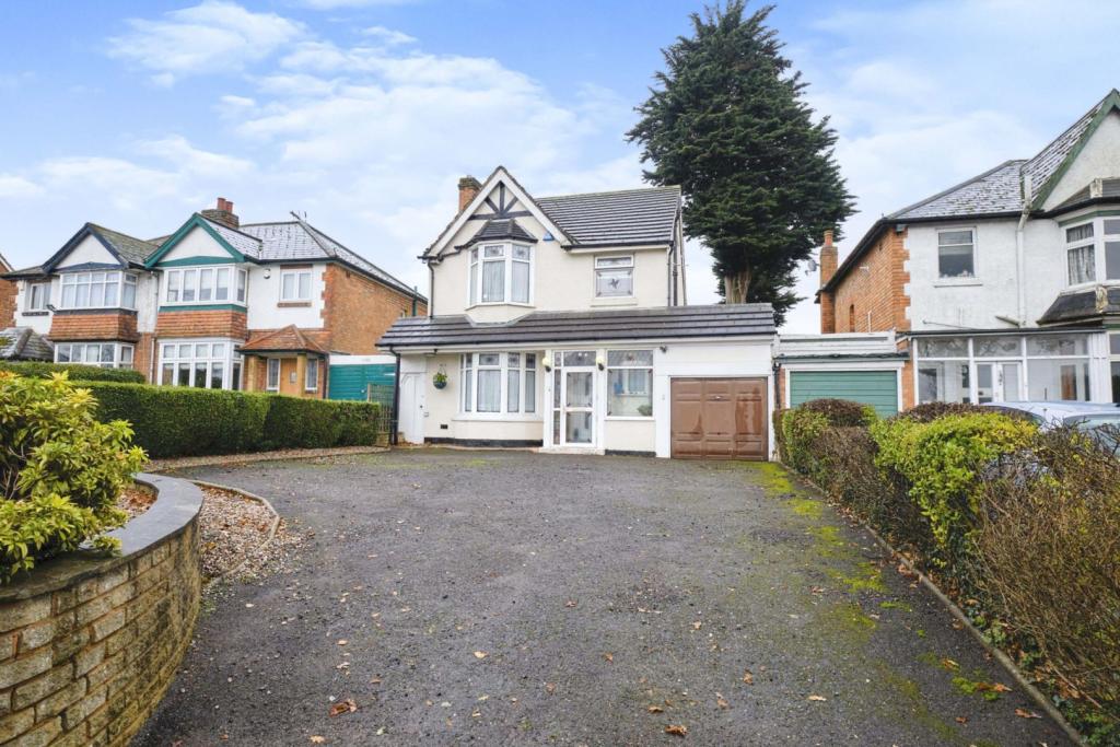 3 bedroom detached house for sale in Solihull Lane, Birmingham, B28